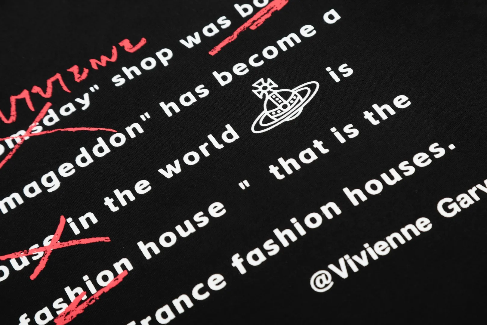 VIVI 148# "Exclusive Style" vivienne west wood Vivienne Saturn letter graffiti printed short sleeves. Full series of correct accessories. Every detail is completely restored. Straightforward to pull up. Size: XS-L